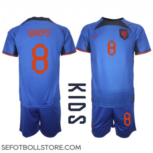 Nederländerna Cody Gakpo #8 Replika babykläder Bortaställ Barn VM 2022 Kortärmad (+ korta byxor)